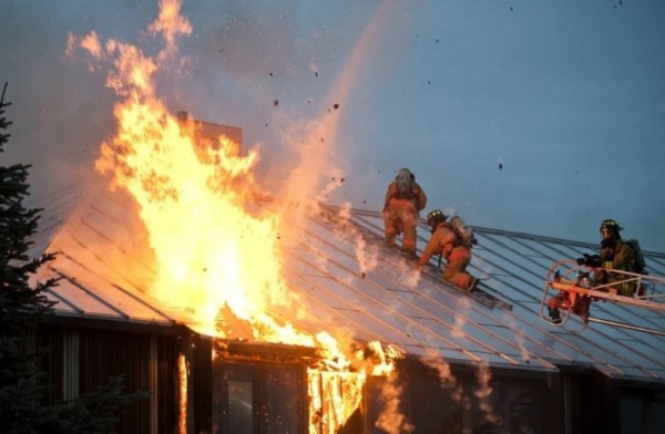 Пожарные спасли пятерых детей из охваченного пламенем дома в Хабаровске