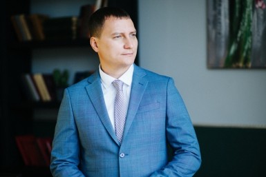 Итоги дня: умер телеведущий, загорелся автобус, банда тренера по боксу, переходы по-новому