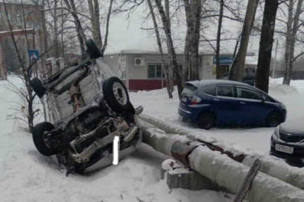Въехал в трубу, снес мостик и перевернулся: жесткое ДТП случилось в селе Хабаровского края