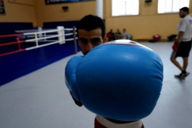 Итоги дня: умер телеведущий, загорелся автобус, банда тренера по боксу, переходы по-новому