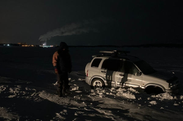 Внедорожник застрял ночью во льдах Амура в Хабаровском крае