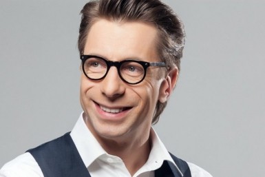 Итоги дня: умер телеведущий, загорелся автобус, банда тренера по боксу, переходы по-новому