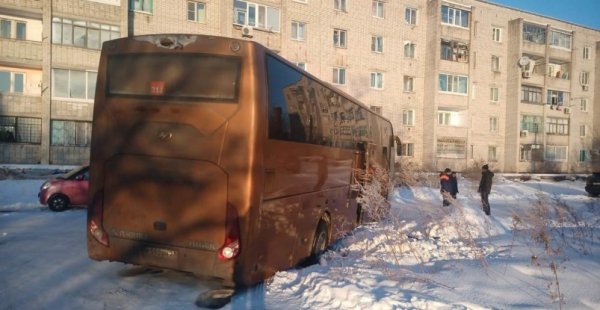 Междугородний автобус занесло на трассе в Хабаровском крае