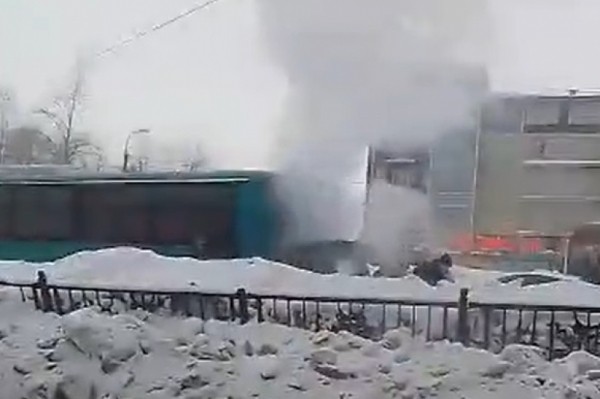 Пассажирский автобус загорелся на автовокзале в Хабаровске