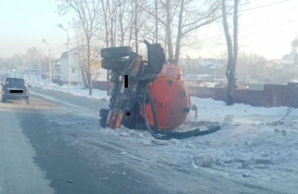 Грузовик с цистерной завалился на бок на скользкой дороге в Хабаровске