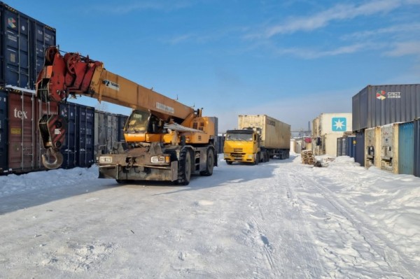 Рабочий погиб под колесами автокрана в Хабаровске