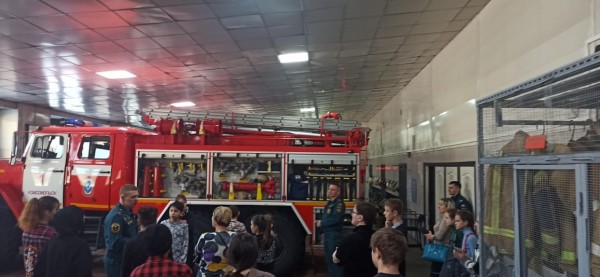 Пожарные пригласили в гости воспитанников детского дома в Комсомольске-на-Амуре (ФОТО)