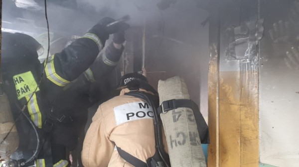 Судно в районе базы КАФ горело в Хабаровске (ФОТО)