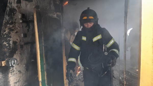 Судно в районе базы КАФ горело в Хабаровске (ФОТО)