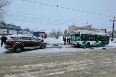 Итоги дня: ДТП с автобусом, горящая гостиница, десять забил, одну пропустил