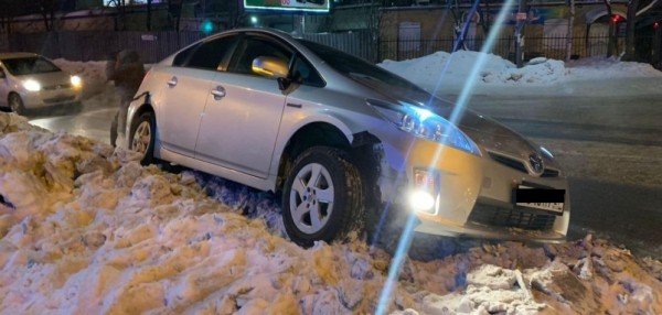 Водитель сбил подростка и вылетел на обочину из-за гололеда в Хабаровске