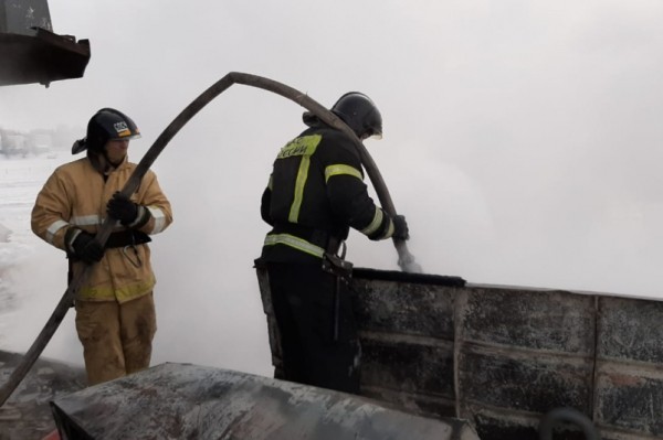 Судно в районе базы КАФ горело в Хабаровске (ФОТО)