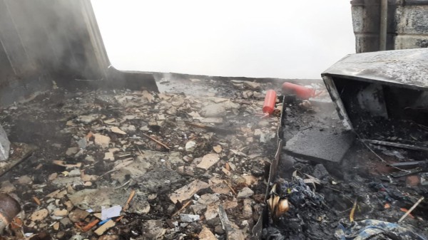 Судно в районе базы КАФ горело в Хабаровске (ФОТО)