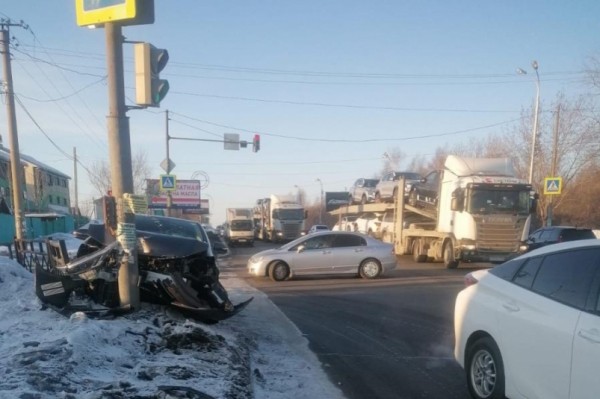 Не уступил дорогу: автомобиль с трехлетним ребенком влетел в столб в Хабаровске