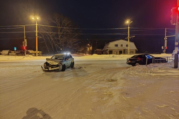 "Поцелуем" двух иномарок на Краснореченской закончился День всех влюбленных в Хабаровске