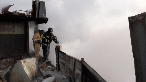 Судно в районе базы КАФ горело в Хабаровске (ФОТО)