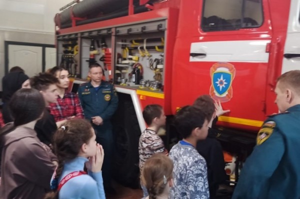 Пожарные пригласили в гости воспитанников детского дома в Комсомольске-на-Амуре (ФОТО)