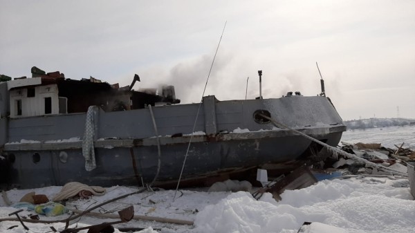 Судно в районе базы КАФ горело в Хабаровске (ФОТО)