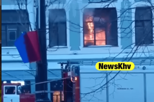 Офисное помещение загорелось в центре Хабаровска