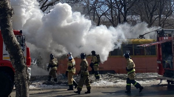 Пожар полностью уничтожил трамвай на Амурском бульваре в Хабаровске (ФОТО; ВИДЕО)