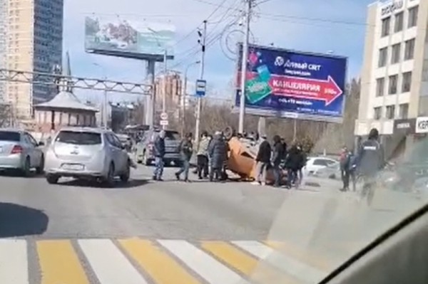 Иномарка перевернулась недалеко от Brosko Mall в Хабаровске