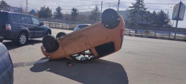 Иномарка перевернулась недалеко от Brosko Mall в Хабаровске