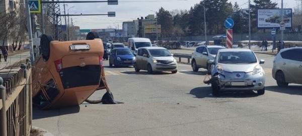 Иномарка перевернулась недалеко от Brosko Mall в Хабаровске