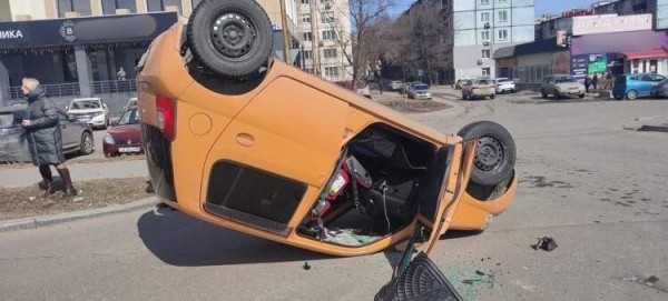 Иномарка перевернулась недалеко от Brosko Mall в Хабаровске