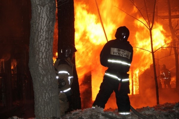 Пожарные ликвидировали открытое возгорание в деревянном жилом доме в Хабаровске