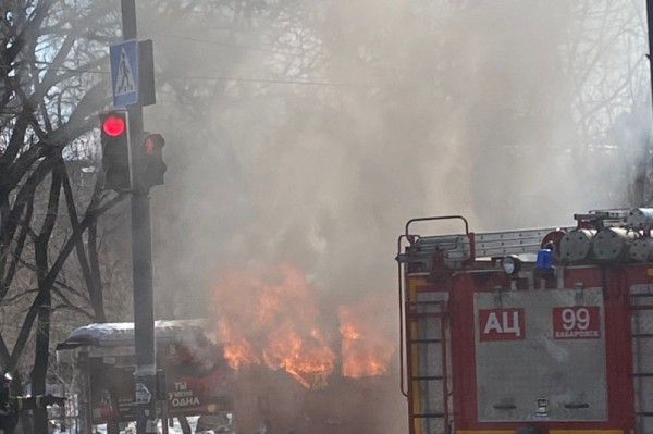 Пожар полностью уничтожил трамвай на Амурском бульваре в Хабаровске (ФОТО; ВИДЕО)