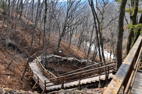 Вход на туристическую тропу у Кравцовских водопадов в Приморье сделали платным