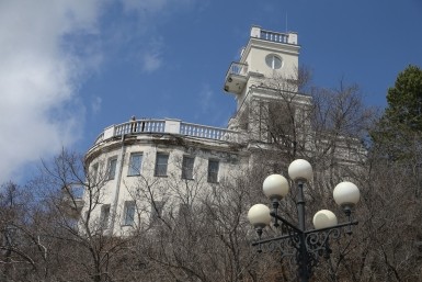 Итоги дня: школьный скандал, мопедистка под колесами и ухудшение погоды