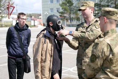 Итоги дня: "липовая" икра, псарня на стадионе, поиск подростка и весна в Хабаровске