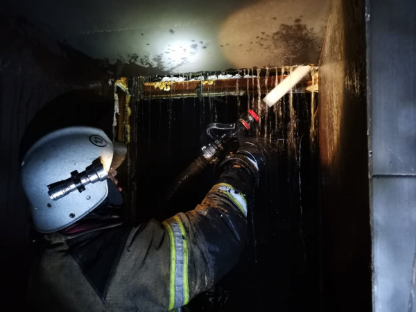 В Комсомольске-на-Амуре ночью загорелся ресторанно-гостиничный комплекс