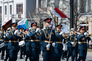 Итоги дня: Первомай и Антипасха, "Амурфест" и Герой Труда, оружие войны и ДТП на трассе