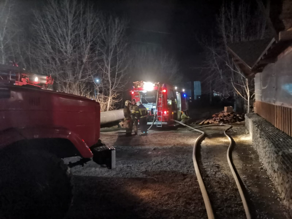 В Комсомольске-на-Амуре ночью загорелся ресторанно-гостиничный комплекс