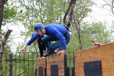 Итоги дня: горожане бегут, поздравления мэра, помощь фермерам и акция "Красная гвоздика"