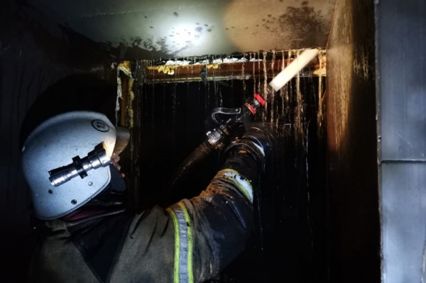 В Комсомольске-на-Амуре ночью загорелся ресторанно-гостиничный комплекс