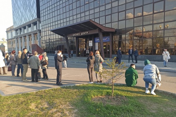 Эвакуация проходит в здании "Энерго-плаза" в вечерний час пик в Хабаровске