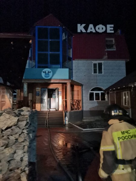 В Комсомольске-на-Амуре ночью загорелся ресторанно-гостиничный комплекс