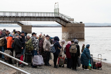 Итоги дня: Первомай и Антипасха, "Амурфест" и Герой Труда, оружие войны и ДТП на трассе