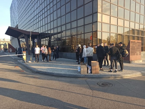 Эвакуация проходит в здании "Энерго-плаза" в вечерний час пик в Хабаровске