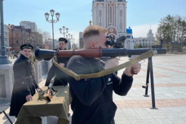 Итоги дня: Первомай и Антипасха, "Амурфест" и Герой Труда, оружие войны и ДТП на трассе