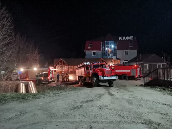 В Комсомольске-на-Амуре ночью загорелся ресторанно-гостиничный комплекс