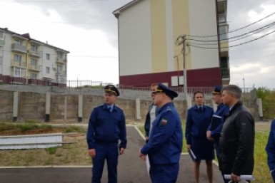 Итоги дня: горожане бегут, поздравления мэра, помощь фермерам и акция "Красная гвоздика"