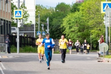 Итоги дня: горожане бегут, поздравления мэра, помощь фермерам и акция "Красная гвоздика"