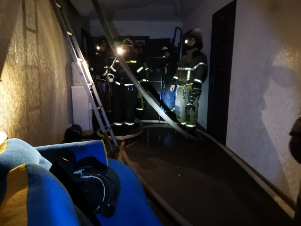 В Комсомольске-на-Амуре ночью загорелся ресторанно-гостиничный комплекс