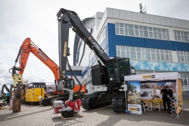 Итоги дня: горожане бегут, поздравления мэра, помощь фермерам и акция "Красная гвоздика"