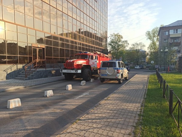 Эвакуация проходит в здании "Энерго-плаза" в вечерний час пик в Хабаровске