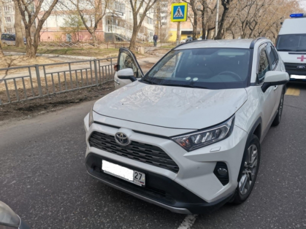 11-летняя девочка резко выбежала на дорогу и попала под колеса автомобиля в Хабаровске